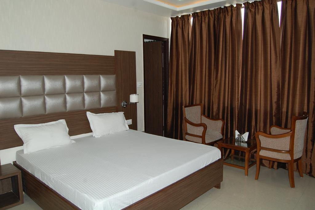 Hotel Waves Panchkula Room photo
